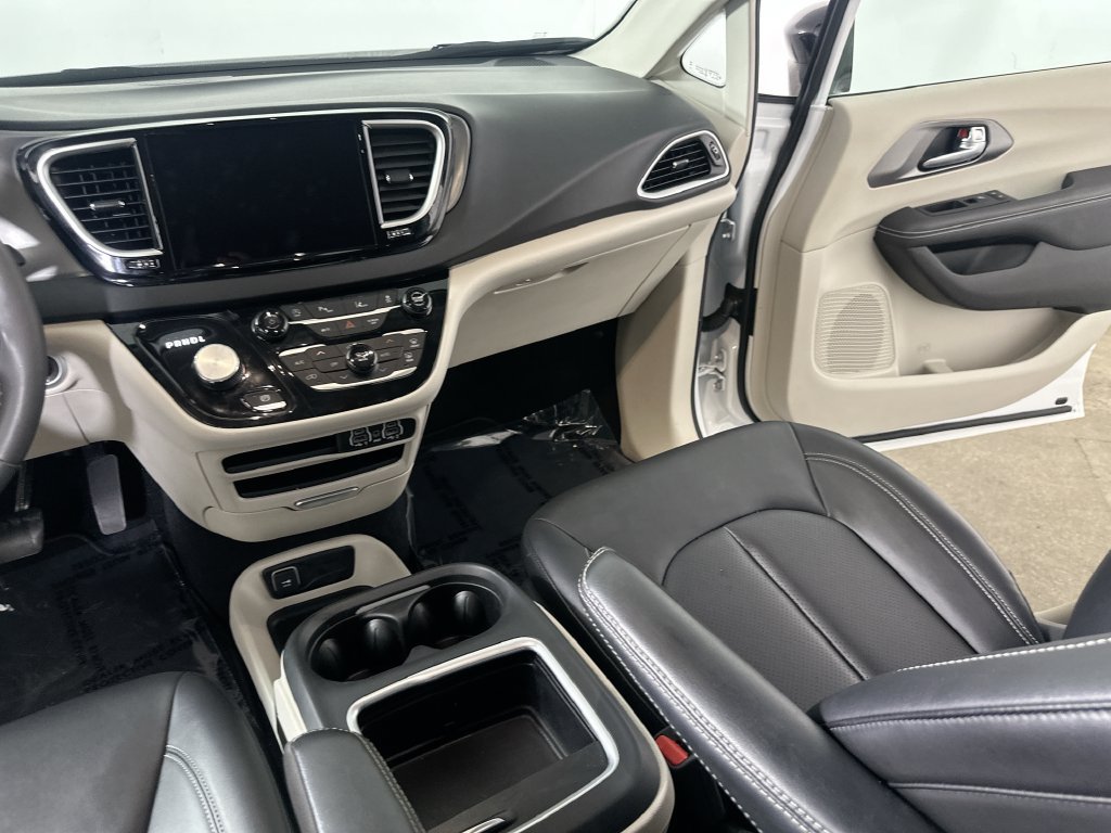 Used 2024 Chrysler Pacifica Touring-L FWD image 22