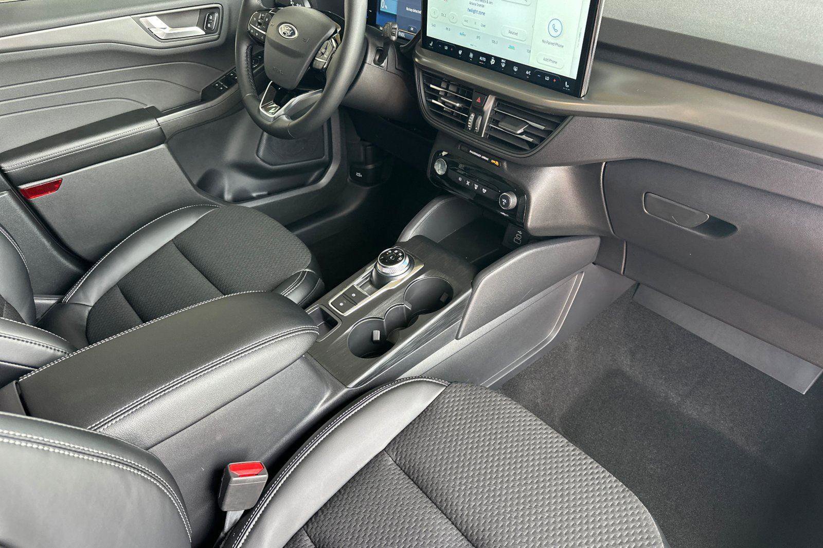 New 2025 Ford Escape SE image 13