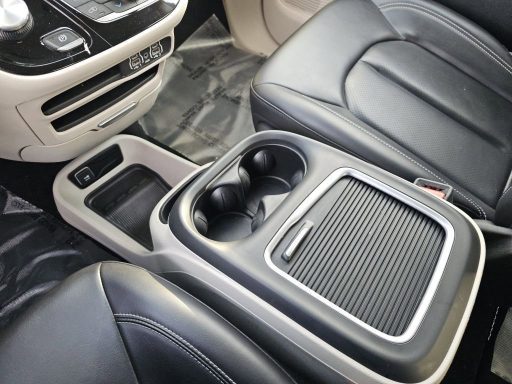 Used 2023 Chrysler Pacifica Touring-L image 32