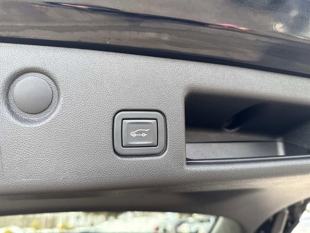 Used 2023 Chevrolet Equinox LT w/ Driver Convenience Package image 7