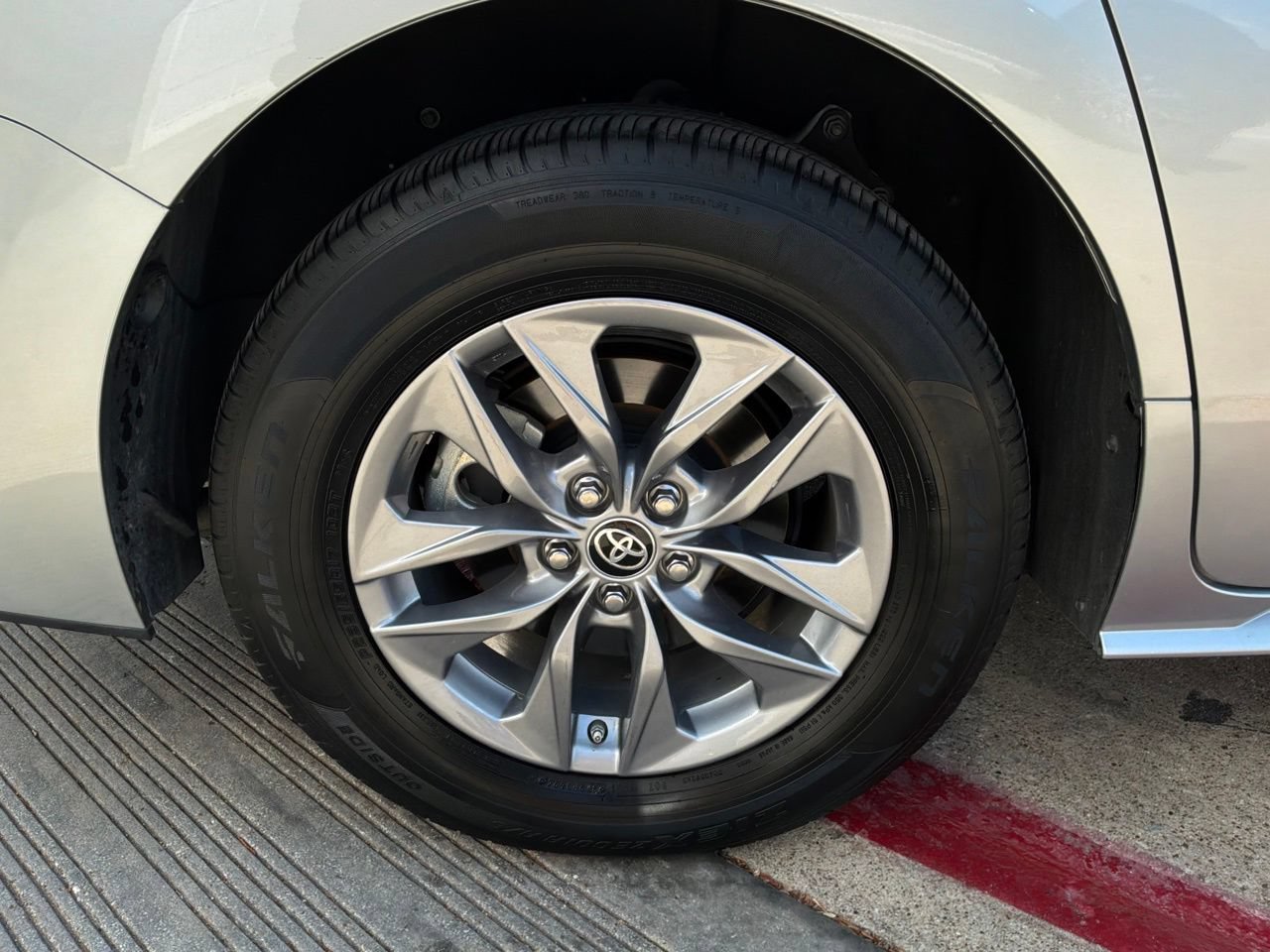 Used 2025 Toyota Sienna XLE FWD image 9