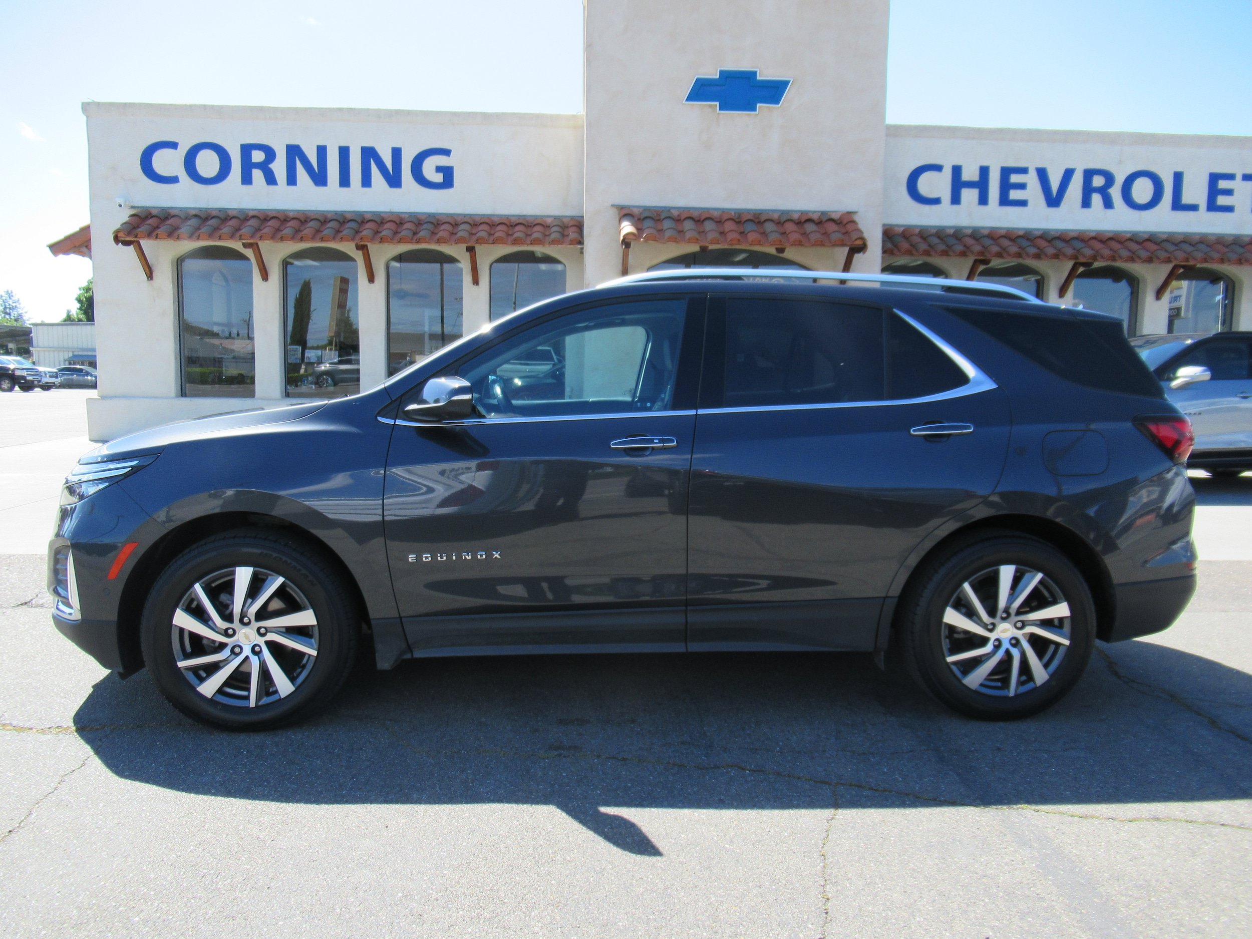 Used 2022 Chevrolet Equinox Premier AWD/4WD image 2