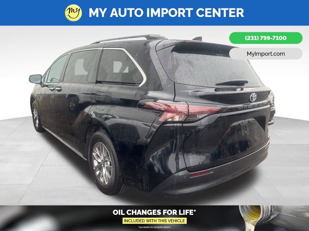 Used 2023 Toyota Sienna XLE image 3
