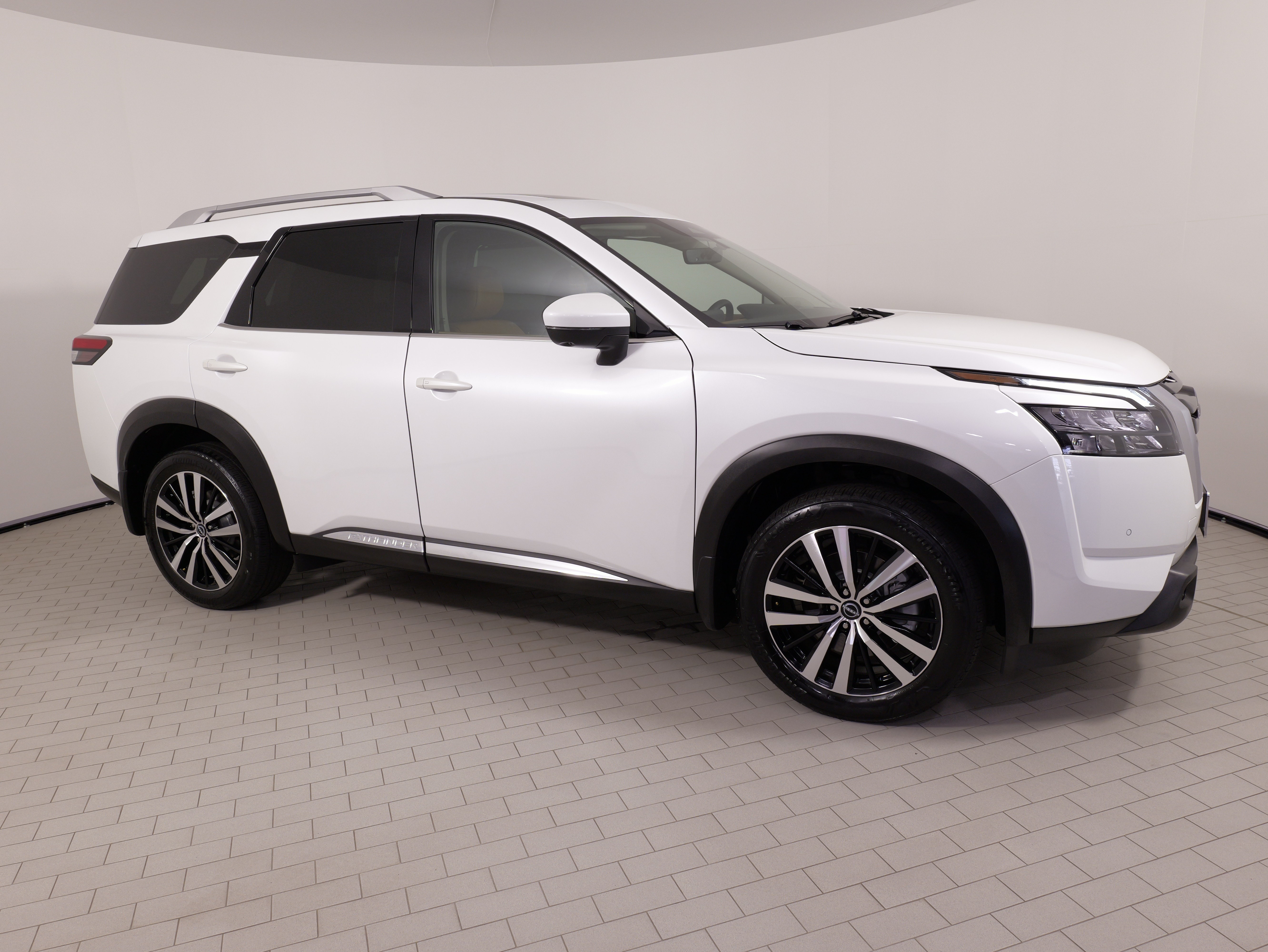 Used 2025 Nissan Pathfinder Platinum AWD/4WD image 10