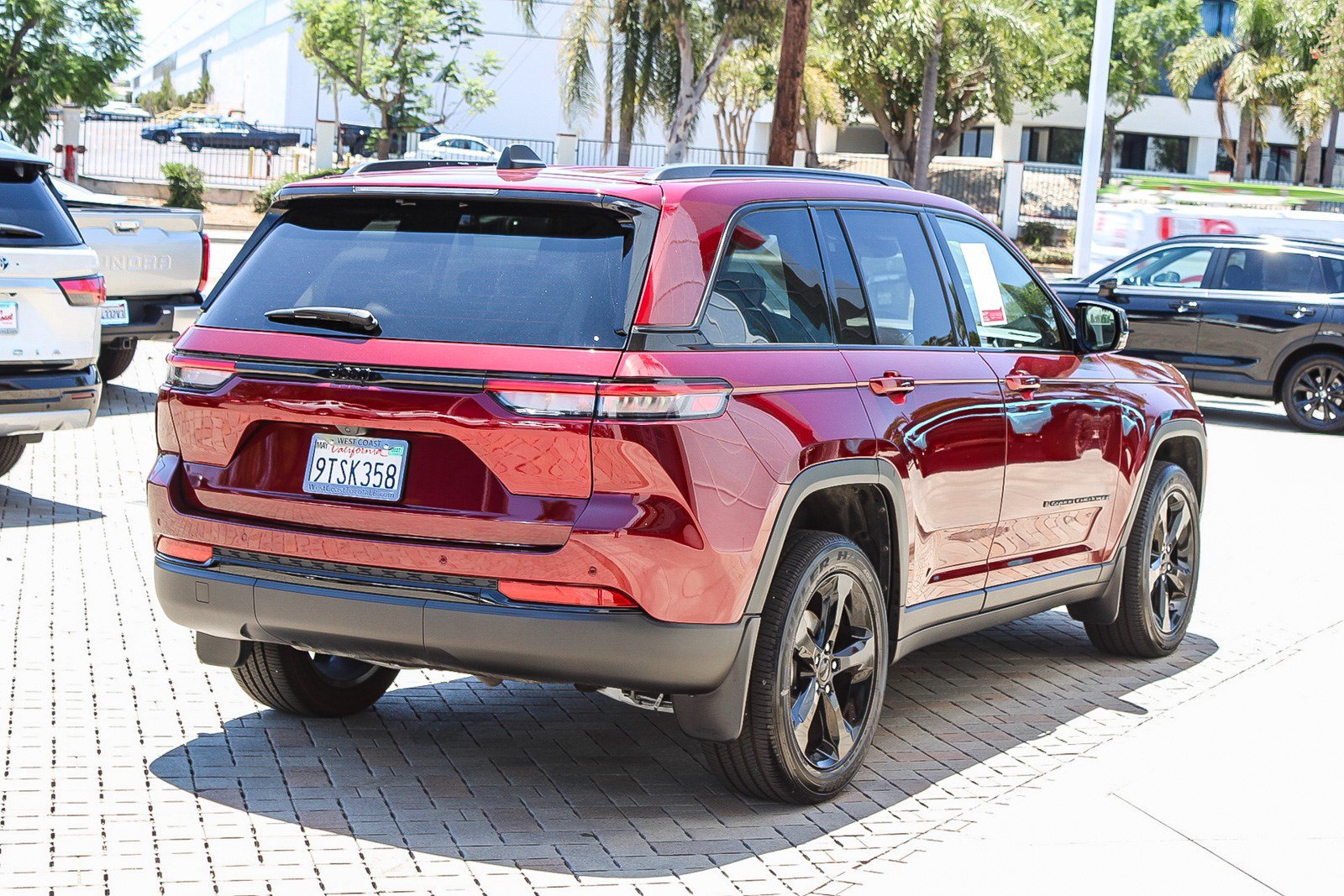 Used 2025 Jeep Grand Cherokee Altitude RWD image 7