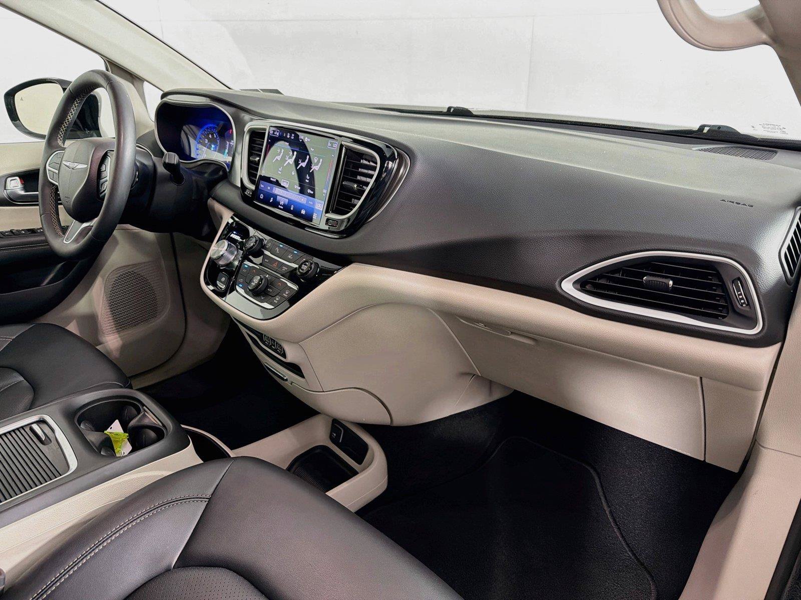 Used 2024 Chrysler Pacifica Touring-L FWD image 31