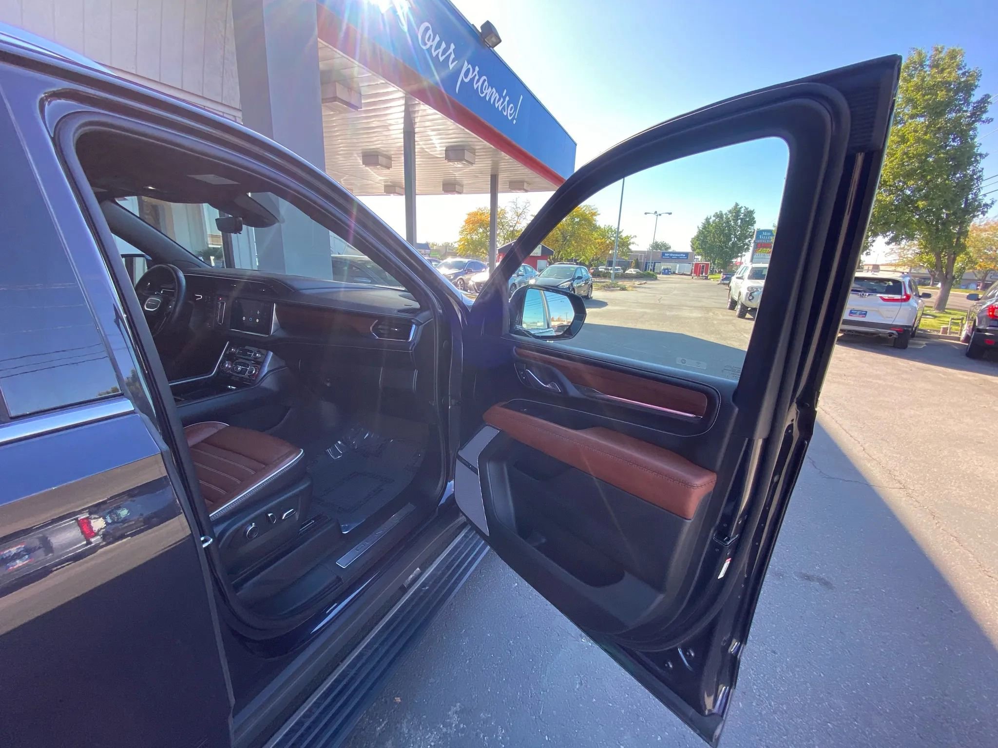 Used 2023 GMC Yukon XL Denali Ultimate image 39