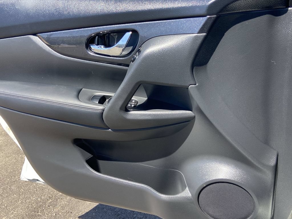 Used 2020 Nissan Rogue SV AWD/4WD image 17