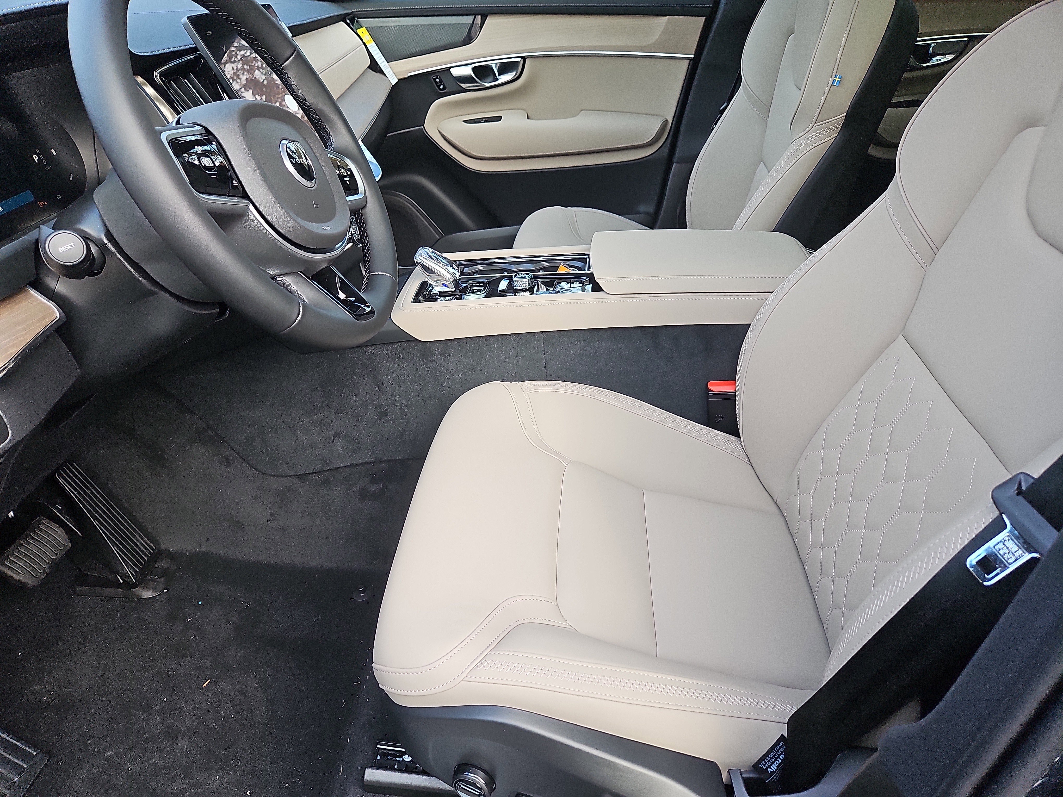 New 2026 Volvo XC90 B6 Plus w/ Protection Package Premier image 20