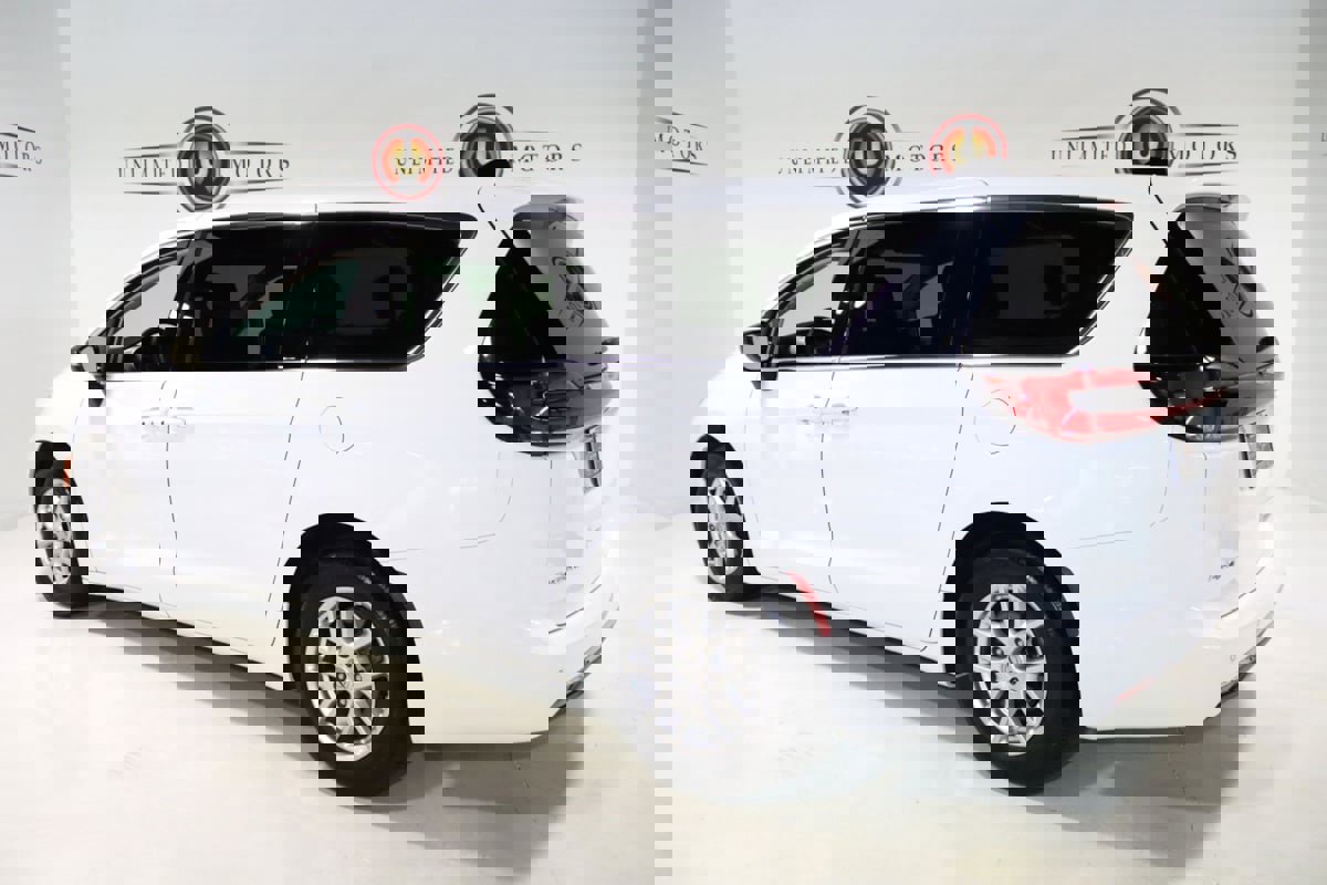 Used 2024 Chrysler Pacifica Touring-L image 3