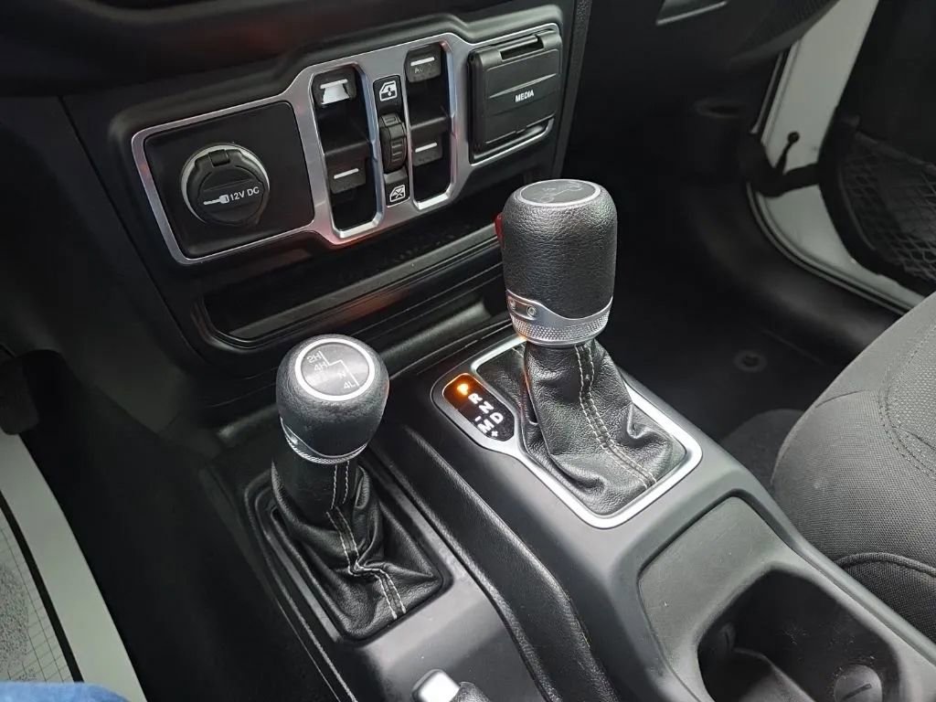 Used 2019 Jeep Wrangler Unlimited Sahara AWD/4WD image 27