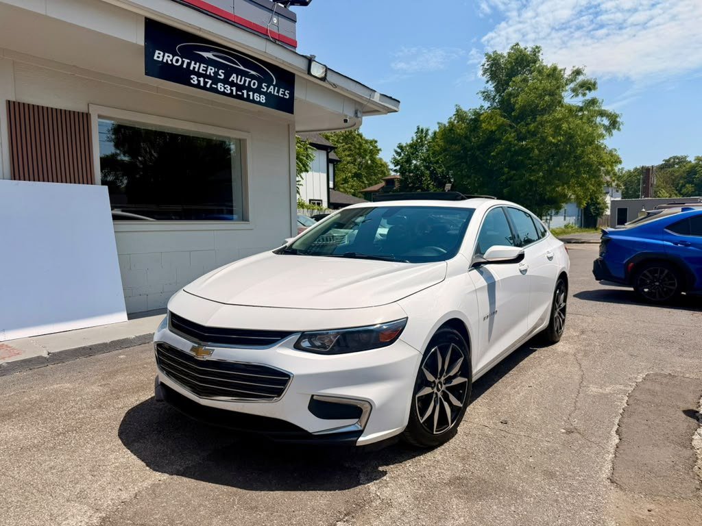 Used 2018 Chevrolet Malibu LT w/ Leather Package FWD image 2