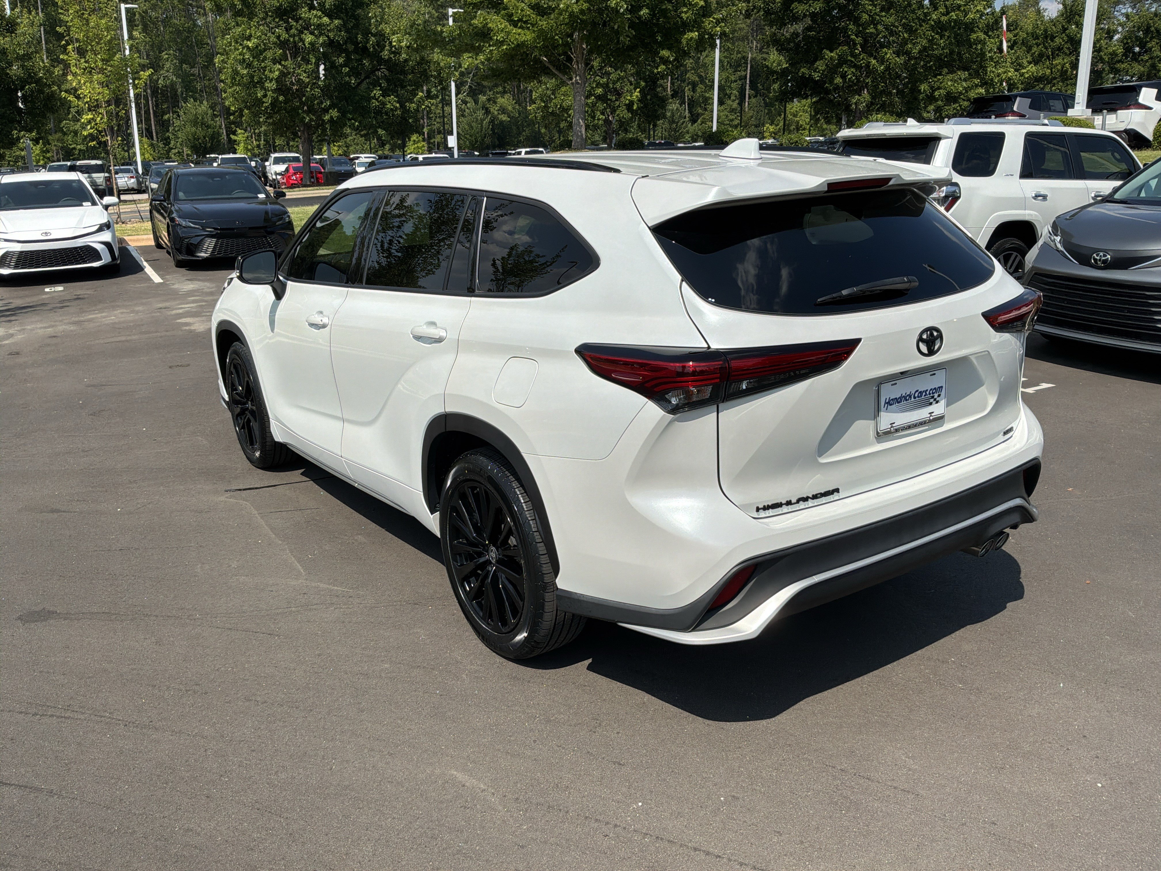 Used 2023 Toyota Highlander XSE FWD image 8
