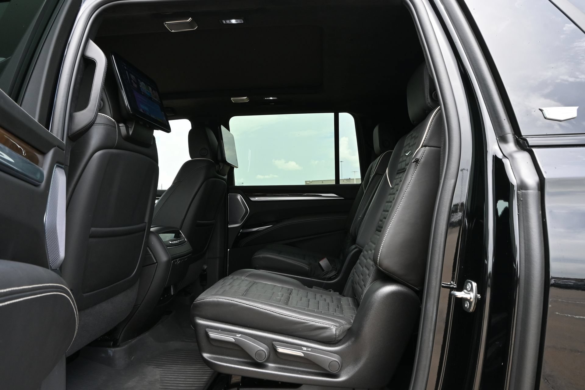 Certified 2026 Cadillac Escalade ESV Platinum Sport w/ LPO, ONYX Package AWD/4WD image 20