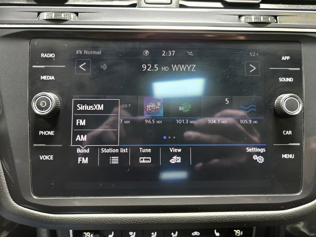 Used 2020 Volkswagen Tiguan SE w/ Panoramic Sunroof Package image 23