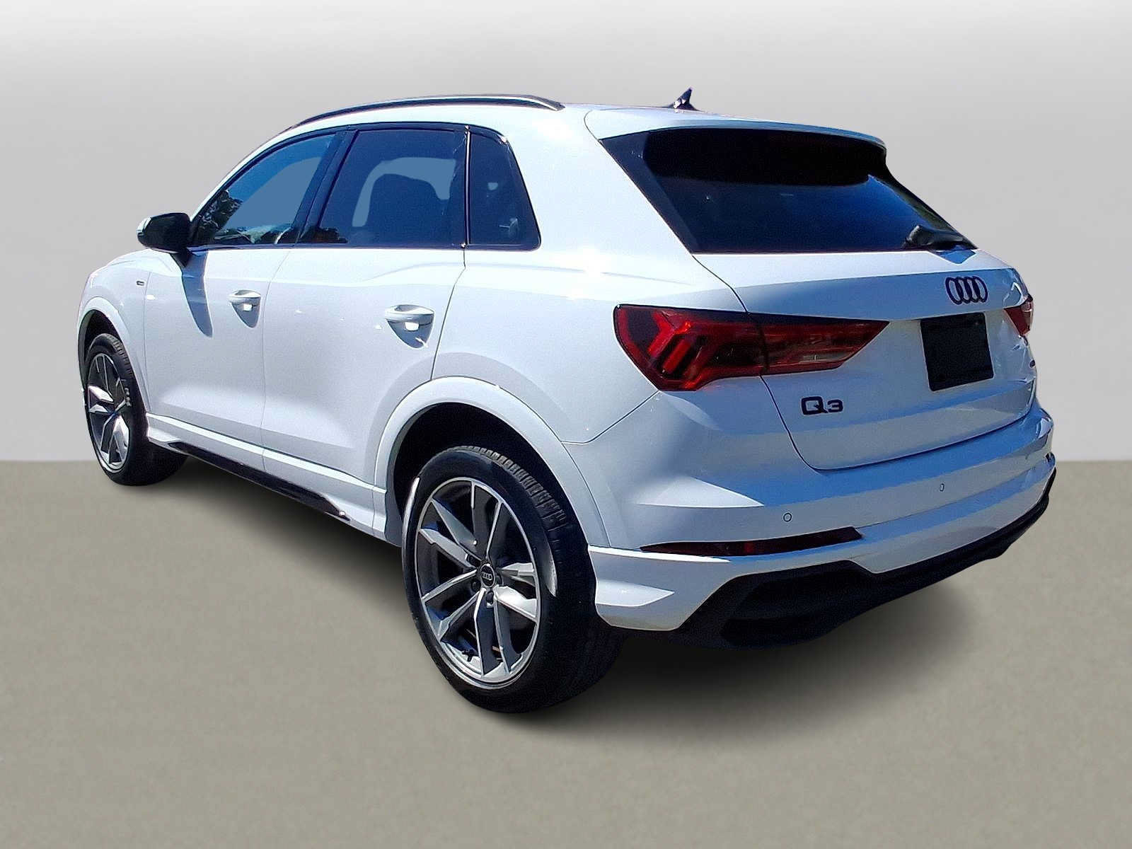Used 2023 Audi Q3 2.0T Premium w/ Black Optic Sport Package AWD/4WD image 28