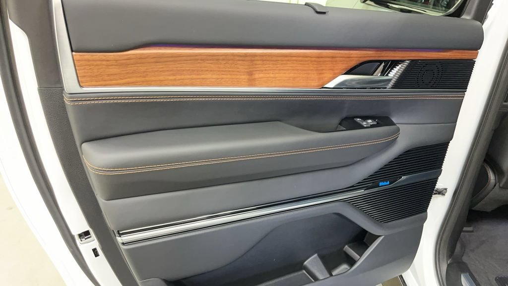 New 2024 Jeep Grand Wagoneer L Series III AWD/4WD image 14