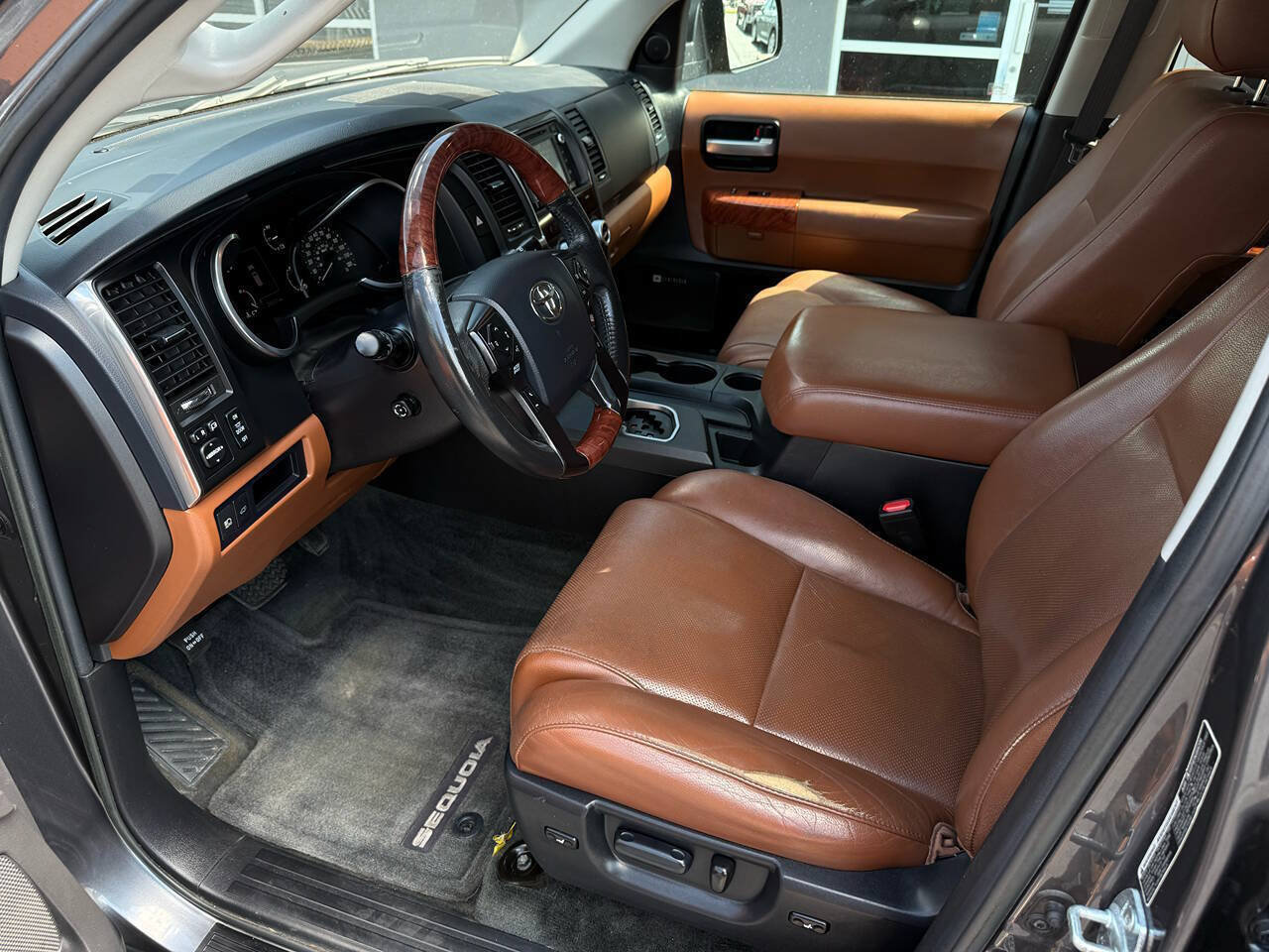 Used 2018 Toyota Sequoia Platinum w/ Preferred Accessory Package AWD/4WD image 11
