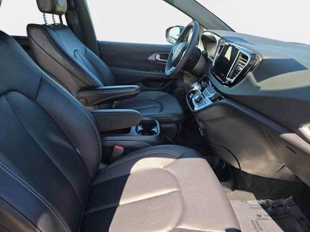 Used 2025 Chrysler Pacifica Select FWD image 12
