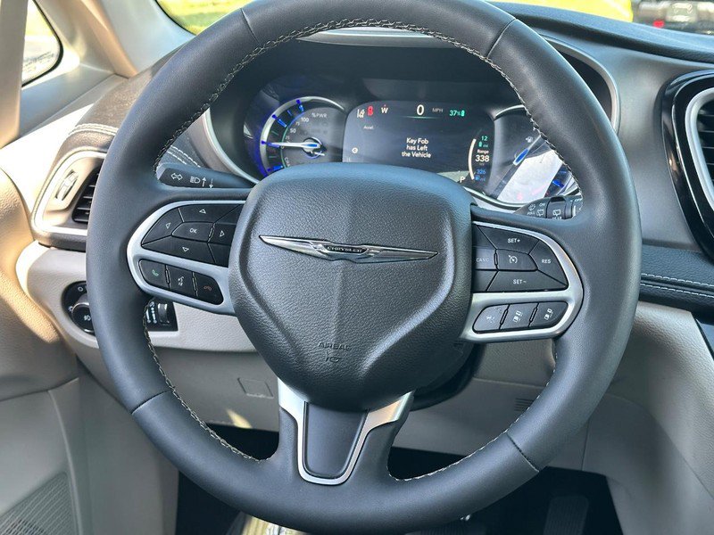 Used 2022 Chrysler Pacifica Touring-L FWD image 13