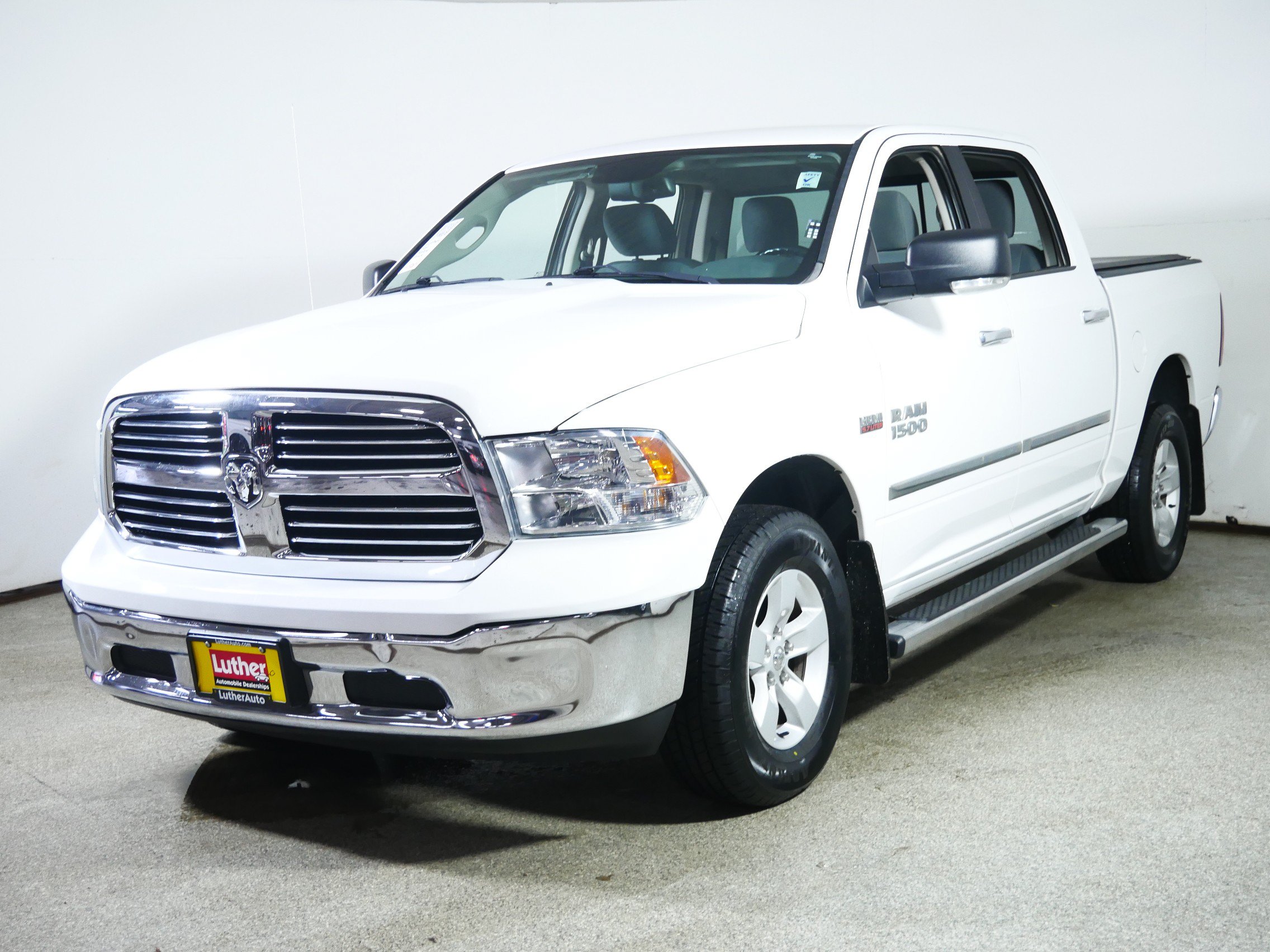 Used 2017 RAM 1500 Classic SLT w/ Luxury Group AWD/4WD image 3