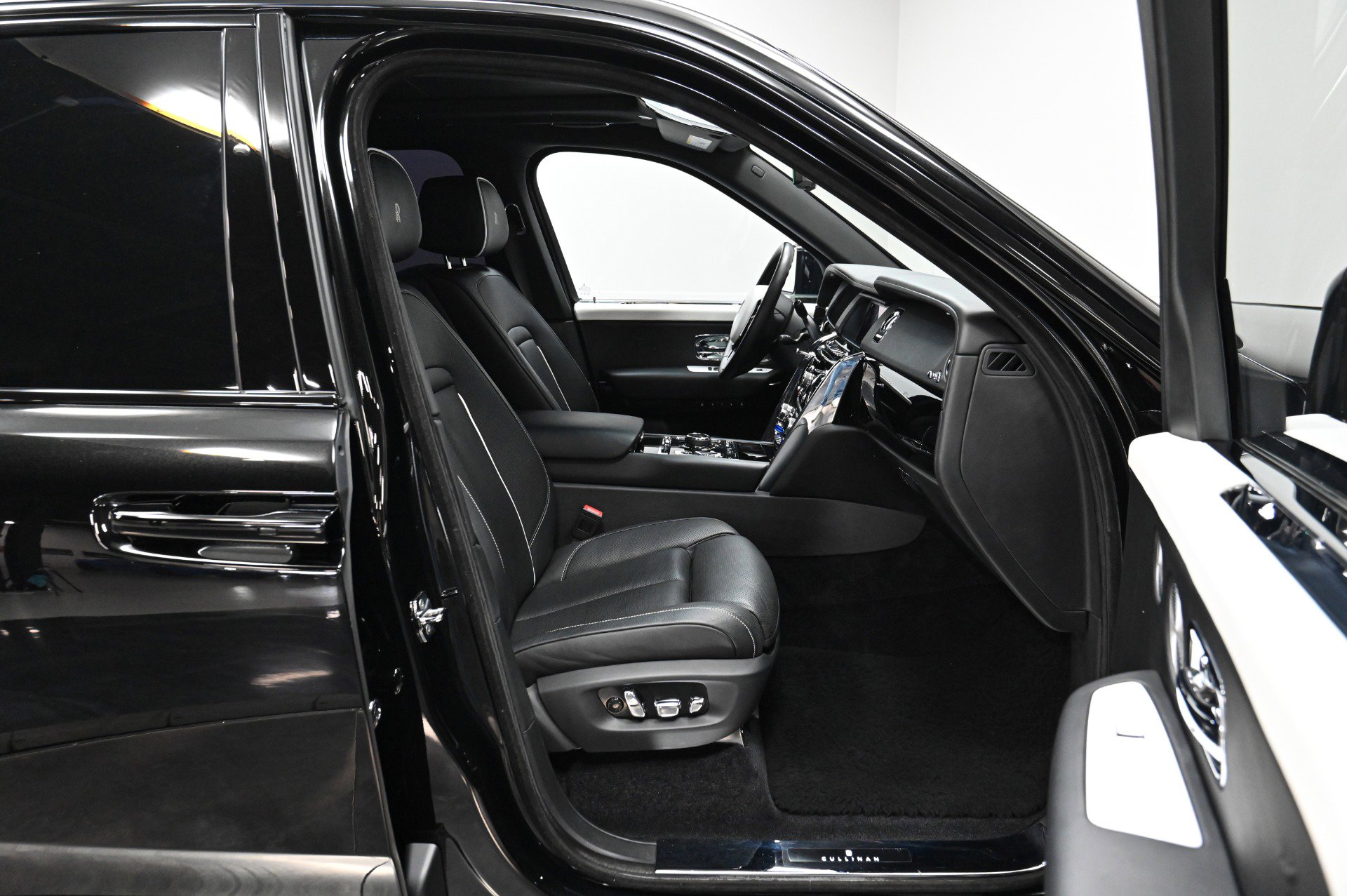 Used 2019 Rolls-Royce Cullinan image 46