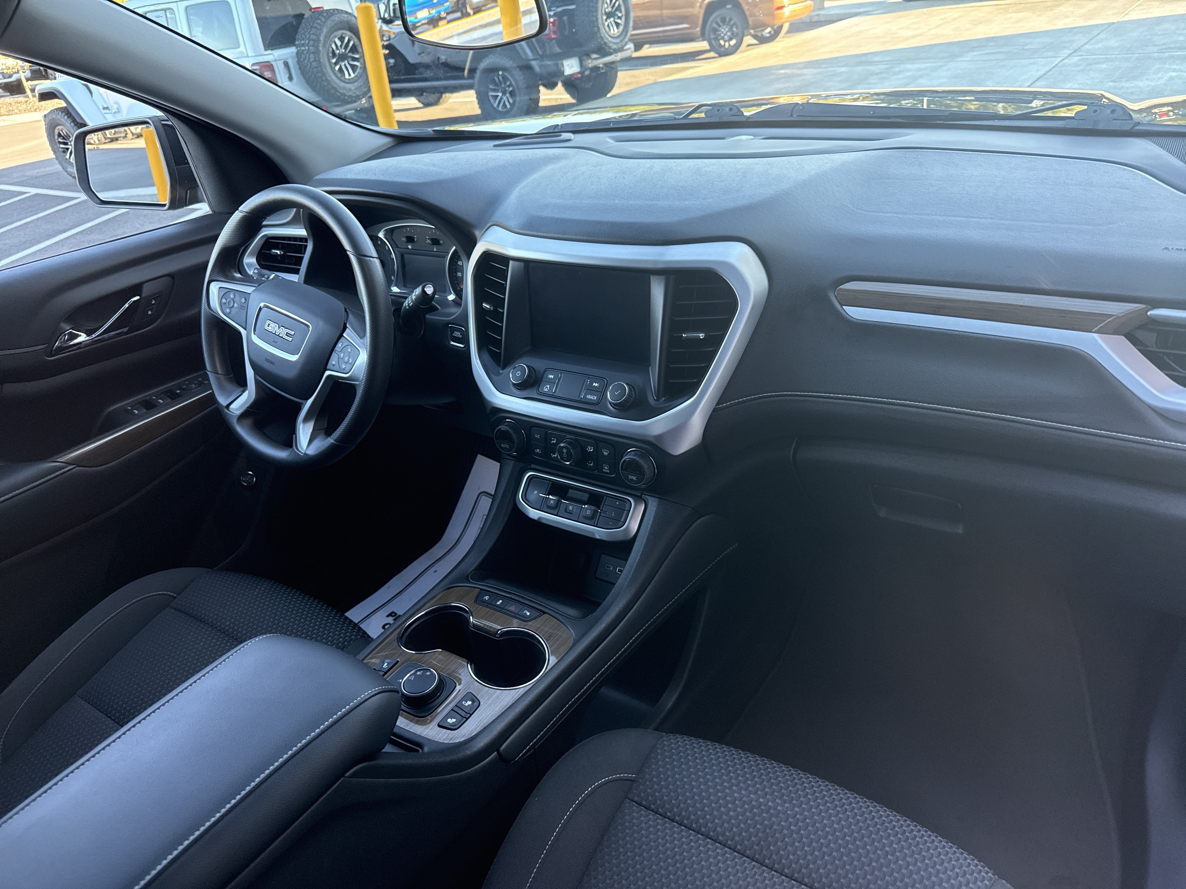 Used 2023 GMC Acadia SLE w/ Driver Convenience Package FWD image 16