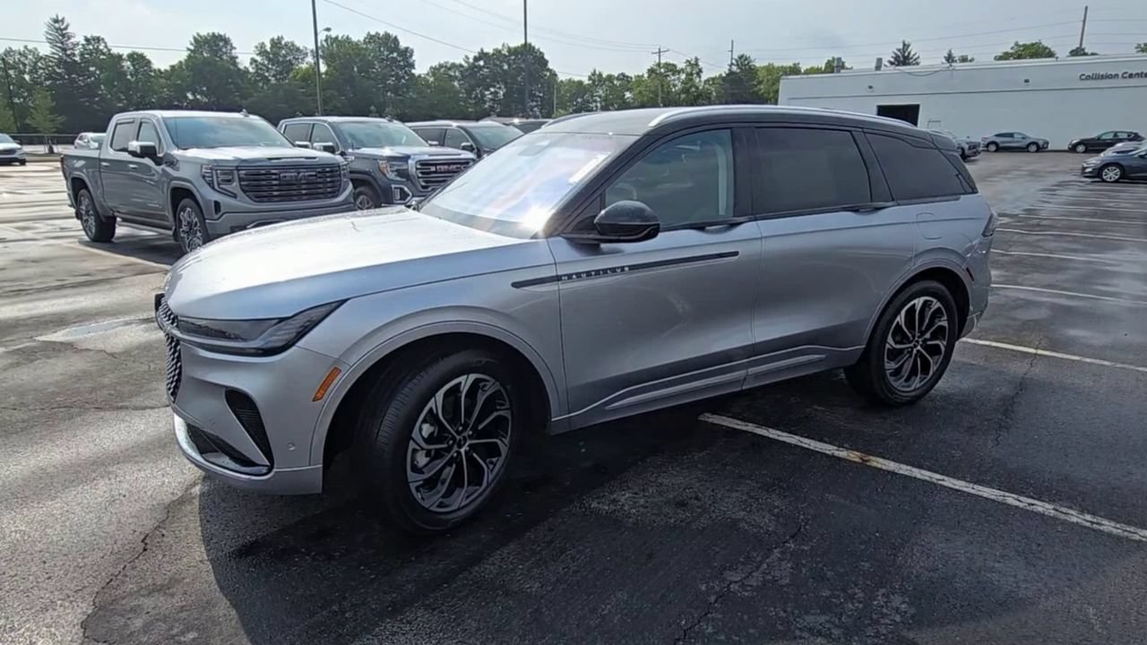 Used 2024 Lincoln Nautilus Reserve AWD/4WD image 4