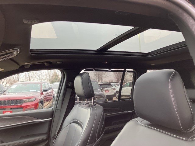 Certified 2025 Jeep Grand Cherokee Limited w/ Luxury Tech Group II image 13