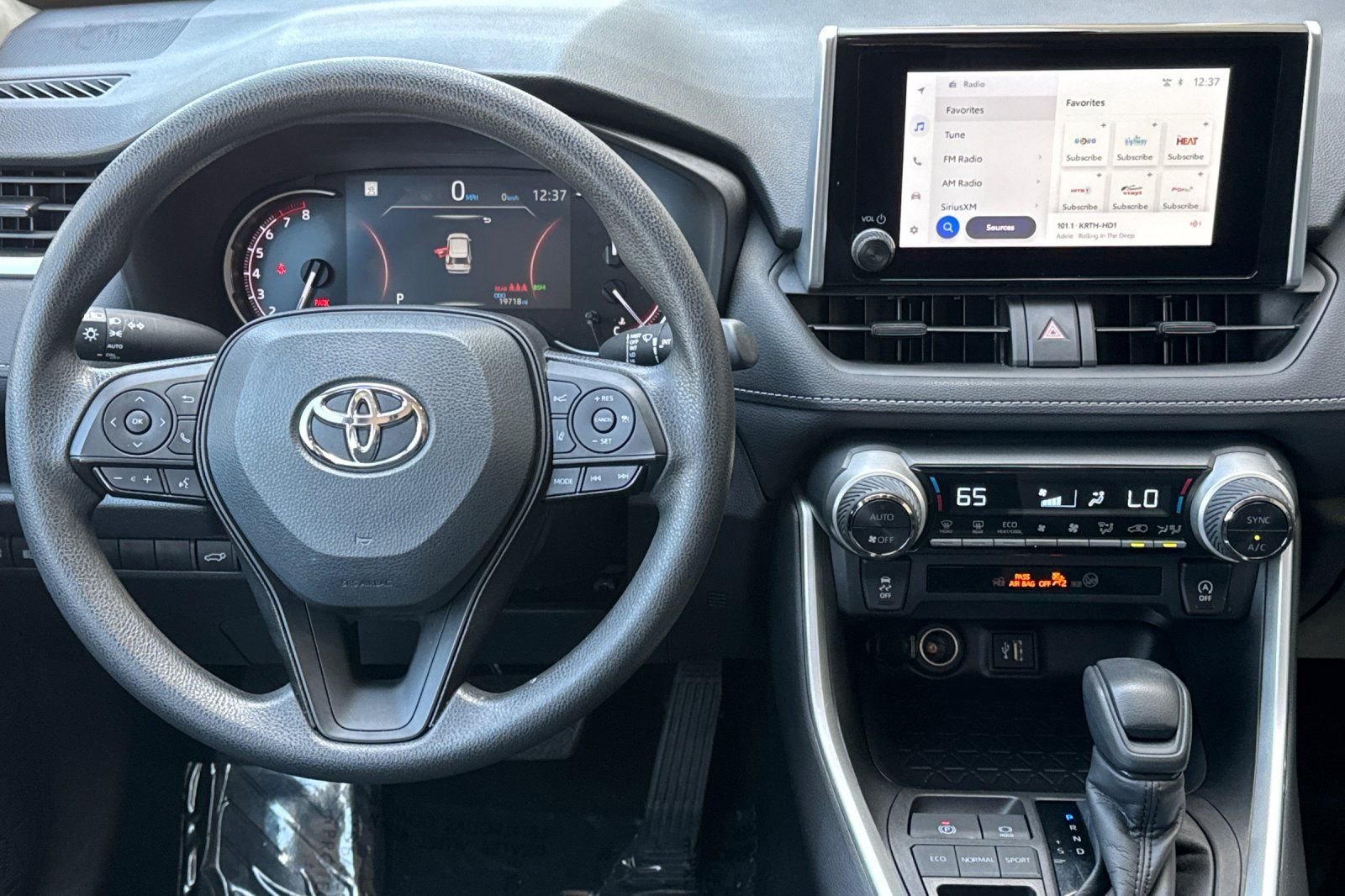 Used 2024 Toyota RAV4 XLE w/ Convenience Package FWD image 17