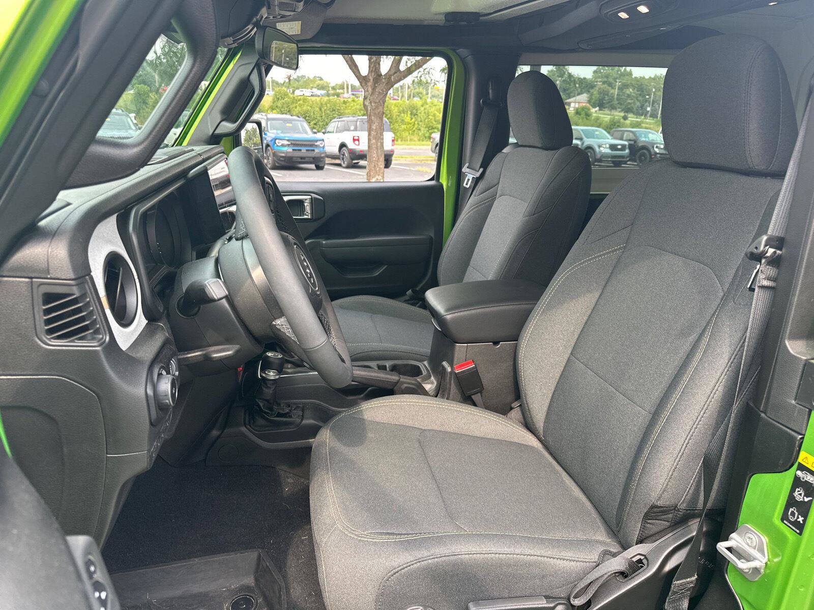 Used 2025 Jeep Wrangler Sport AWD/4WD image 16