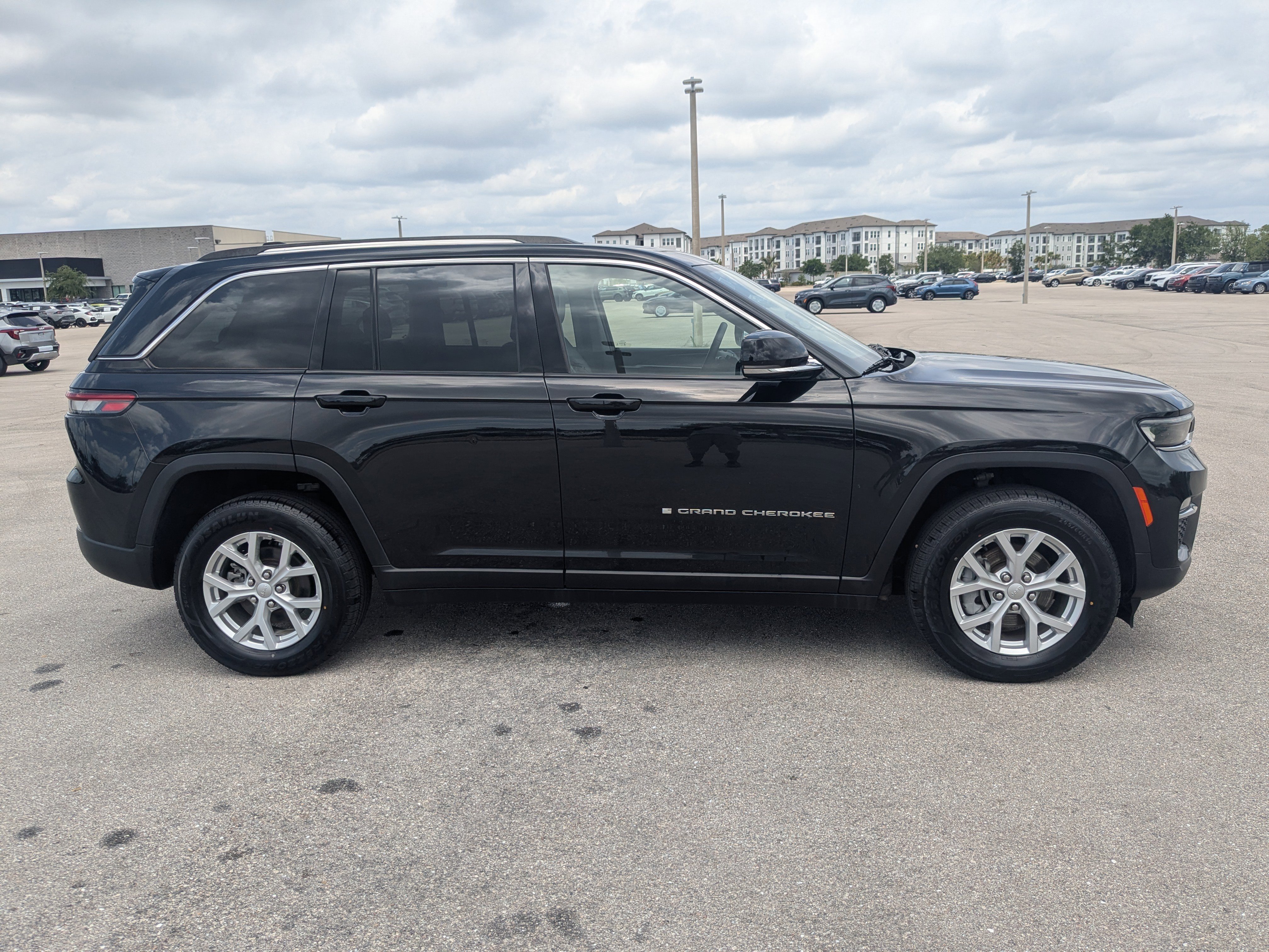 Used 2023 Jeep Grand Cherokee Limited image 4