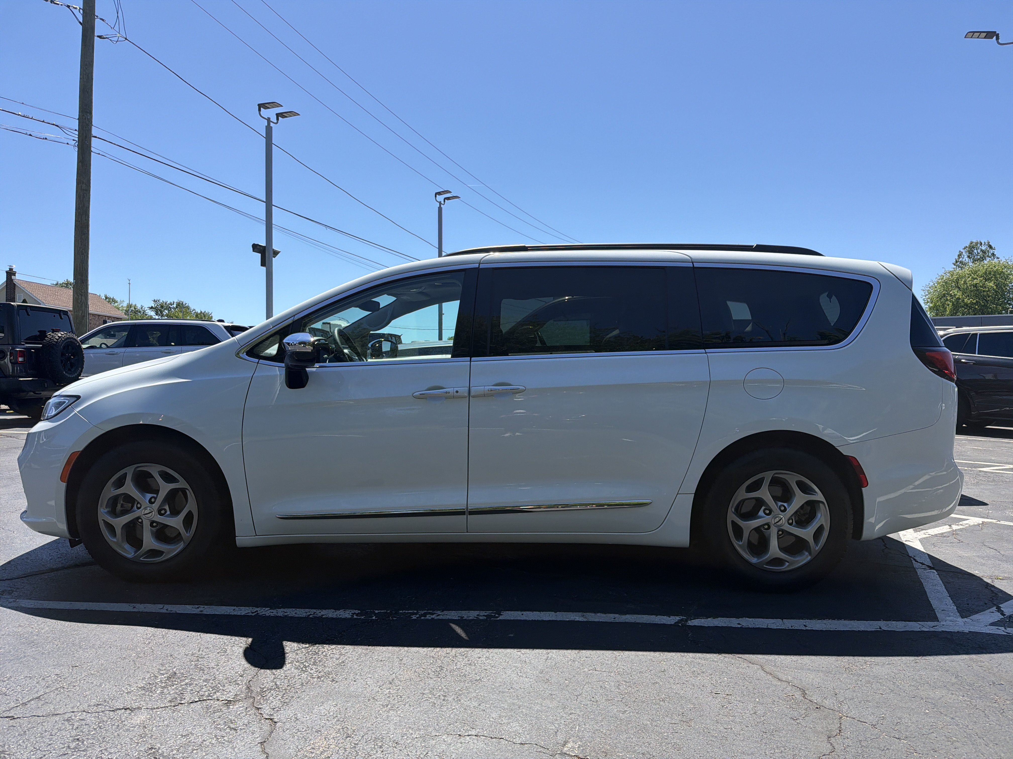 Used 2023 Chrysler Pacifica Limited FWD image 4