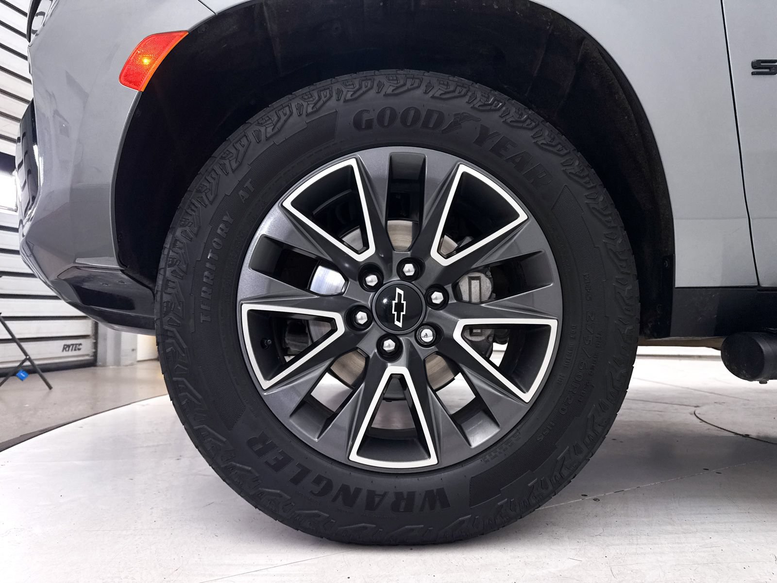 Used 2024 Chevrolet Suburban Z71 w/ Luxury Package AWD/4WD image 19