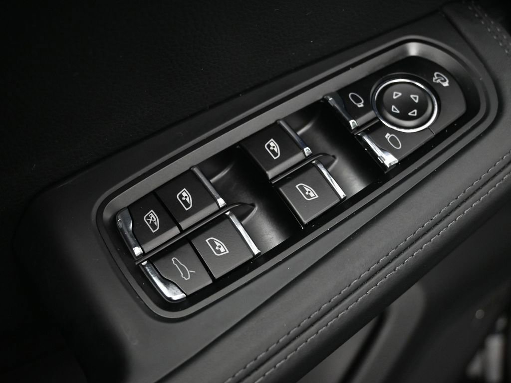 Certified 2026 Porsche Macan AWD/4WD image 19