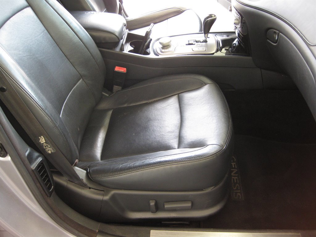 Used 2013 Hyundai Genesis 3.8 w/ Technology Pkg RWD image 24