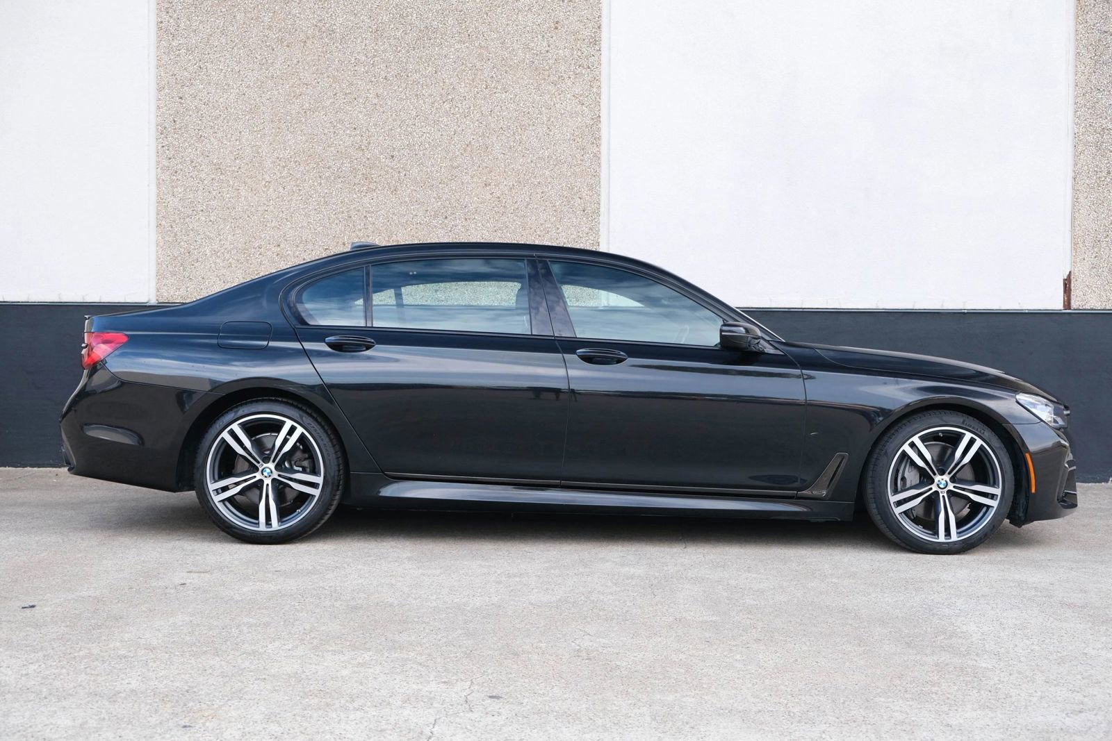 Used 2019 BMW 750i w/ M Sport Package image 11