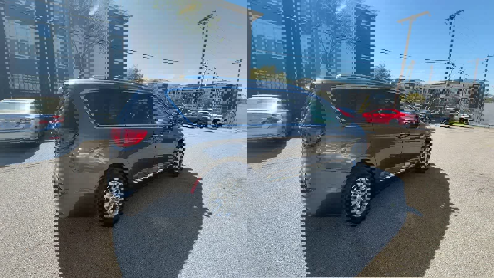 Used 2019 Chrysler Pacifica Touring-L image 8