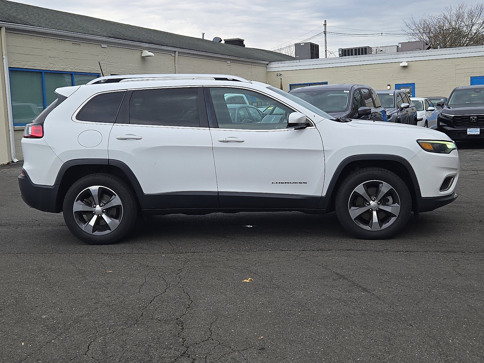 Used 2019 Jeep Cherokee Limited image 7