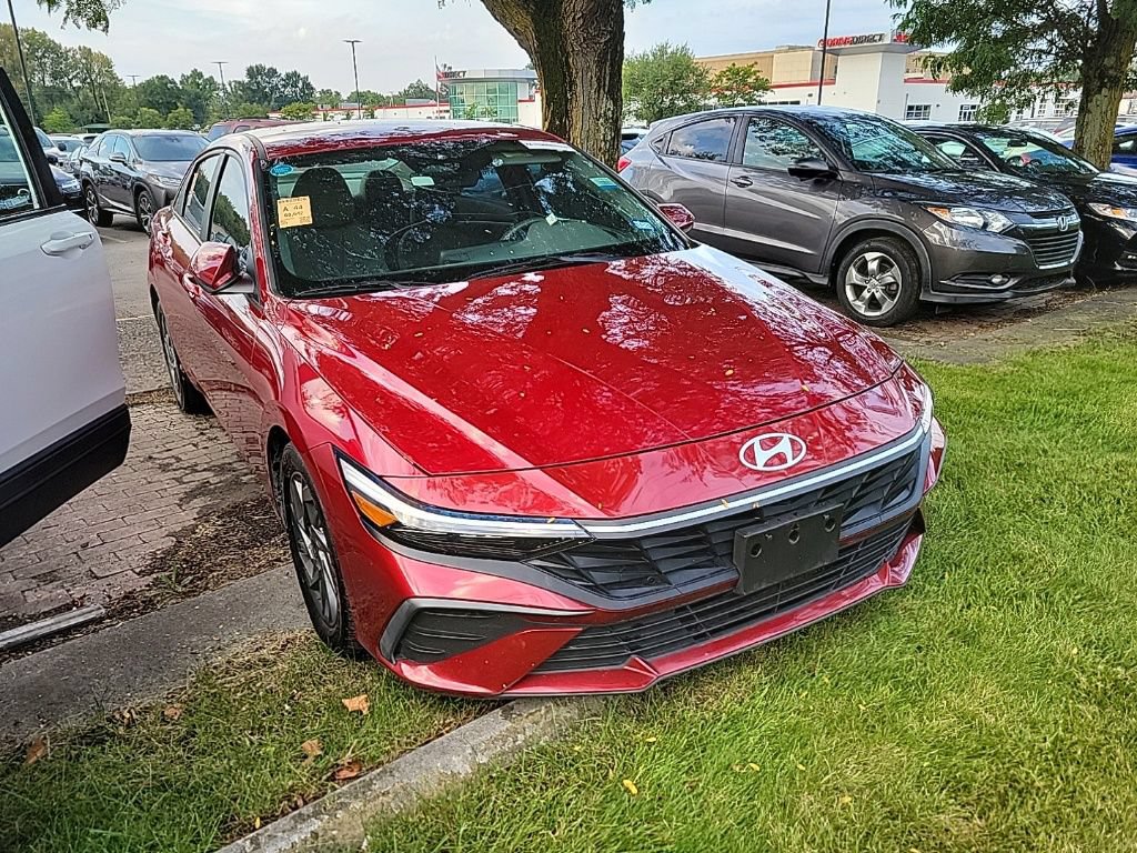 Used 2024 Hyundai Elantra SEL FWD image 3