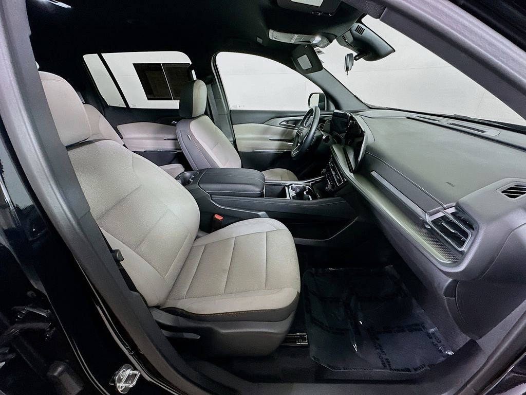 Used 2025 Chevrolet Traverse LT image 12