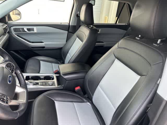 Used 2022 Ford Explorer XLT w/ Equipment Group 202A AWD/4WD image 3