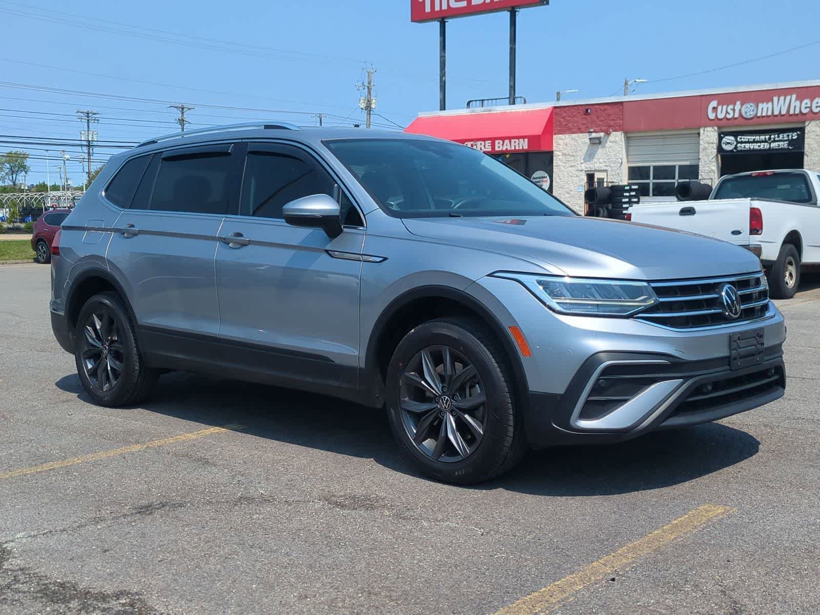 Used 2022 Volkswagen Tiguan SE FWD image 2
