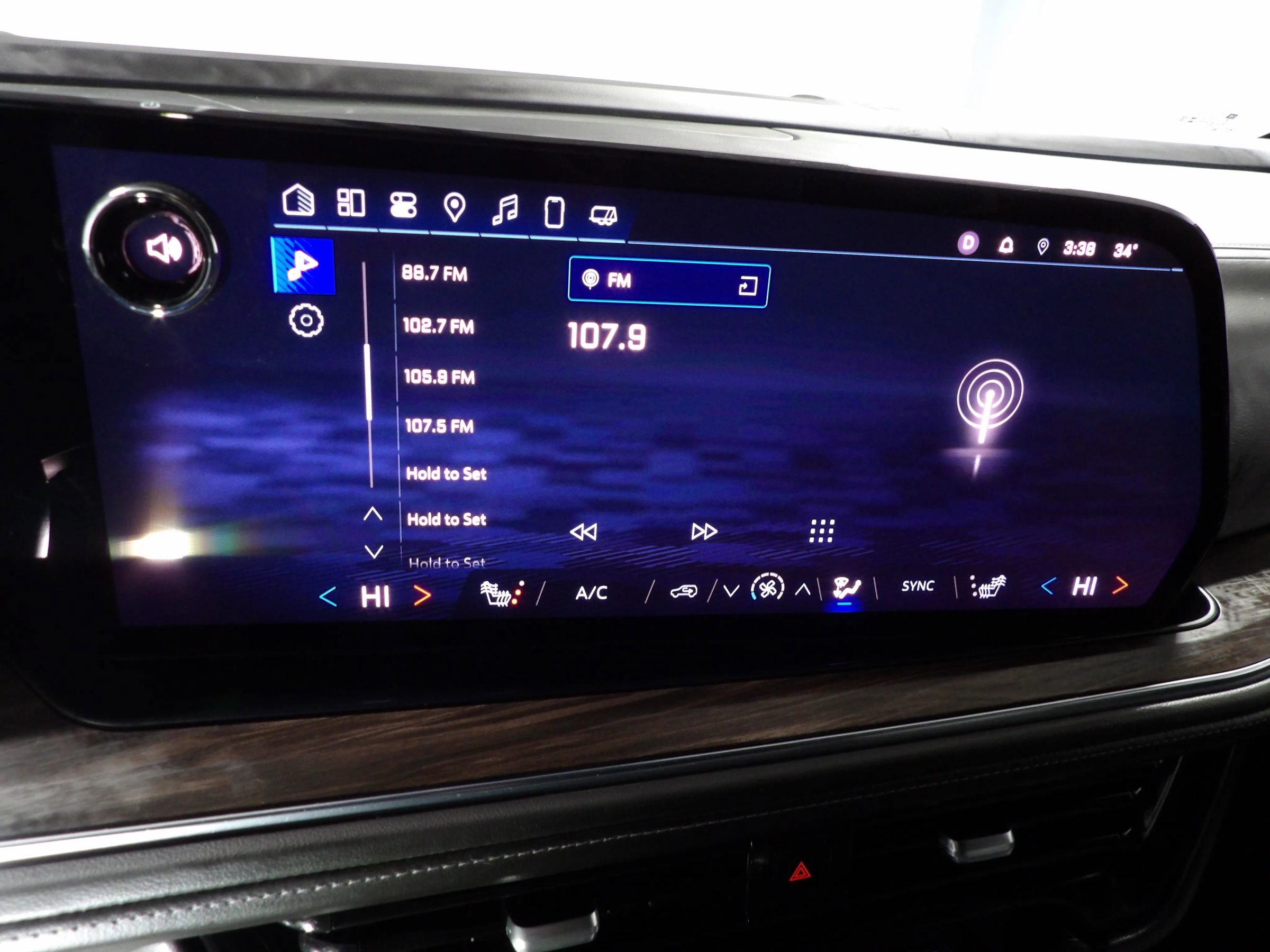 Used 2025 Chevrolet Suburban Z71 image 25