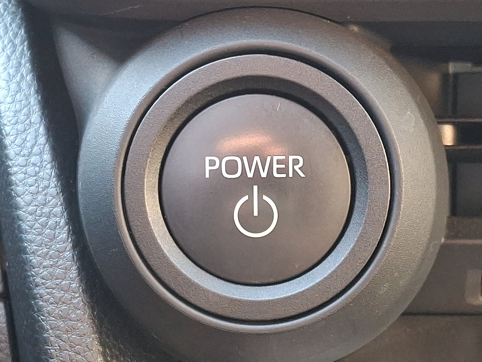 Used 2025 Toyota Prius LE FWD image 22