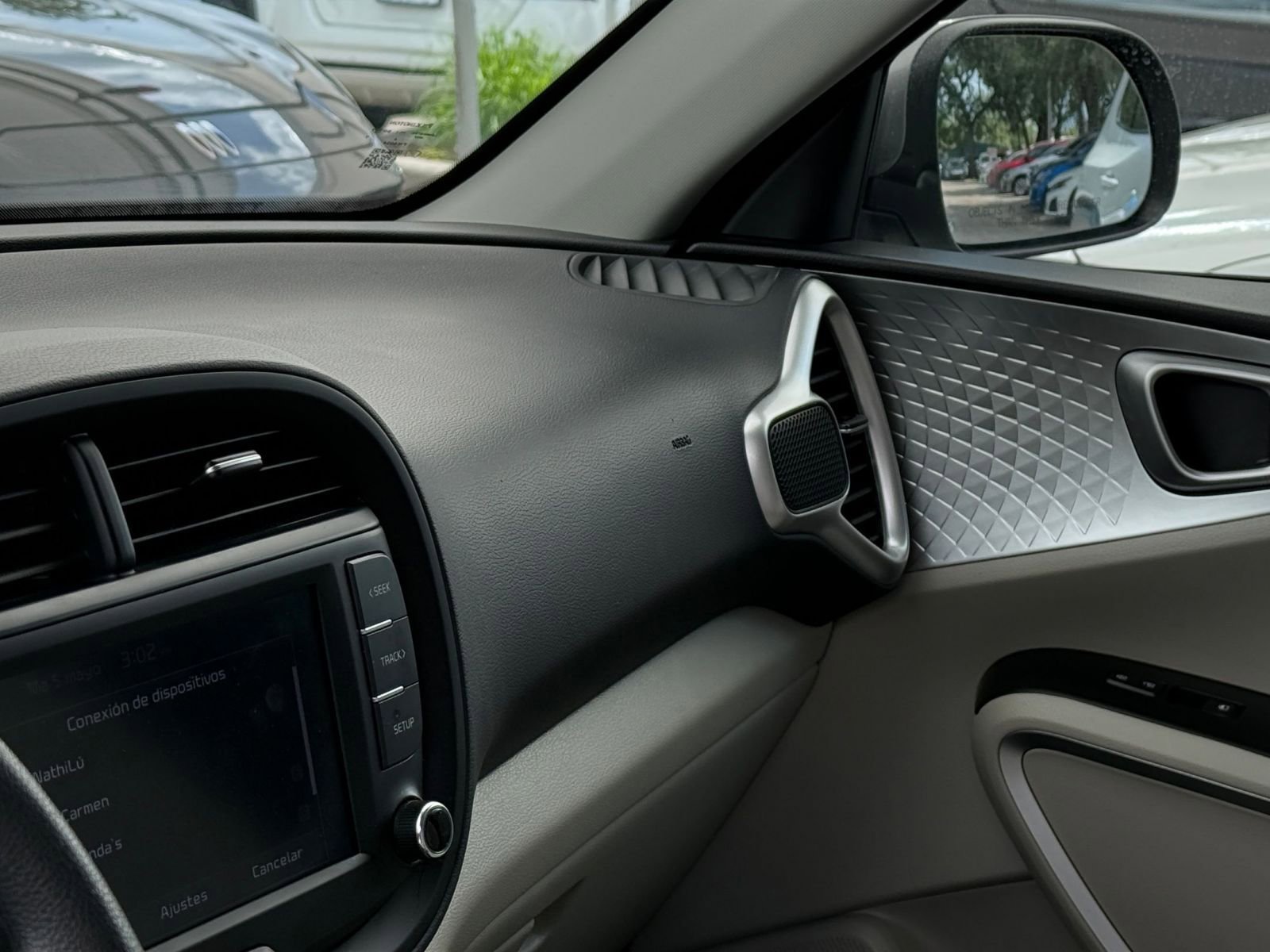 Used 2025 Kia Soul LX w/ LX Technology Package FWD image 32