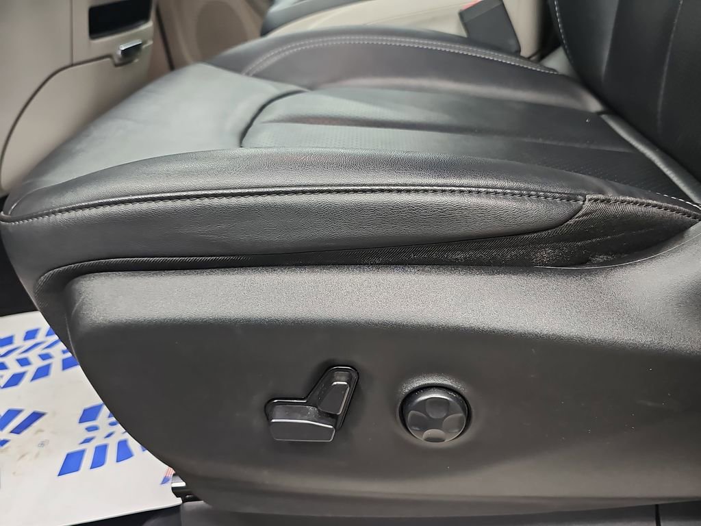 Used 2024 Chrysler Pacifica Touring-L image 27