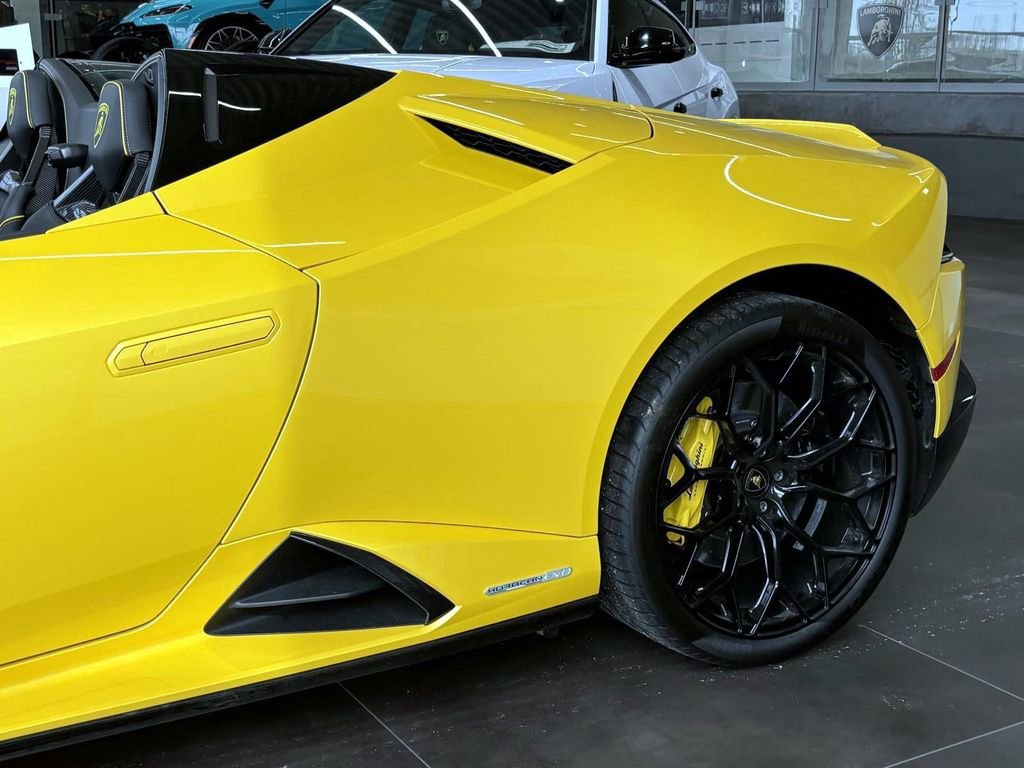 Used 2024 Lamborghini Huracan EVO image 9