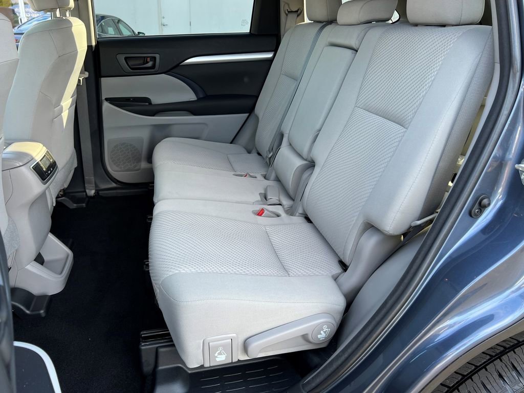 Used 2018 Toyota Highlander LE AWD/4WD image 19