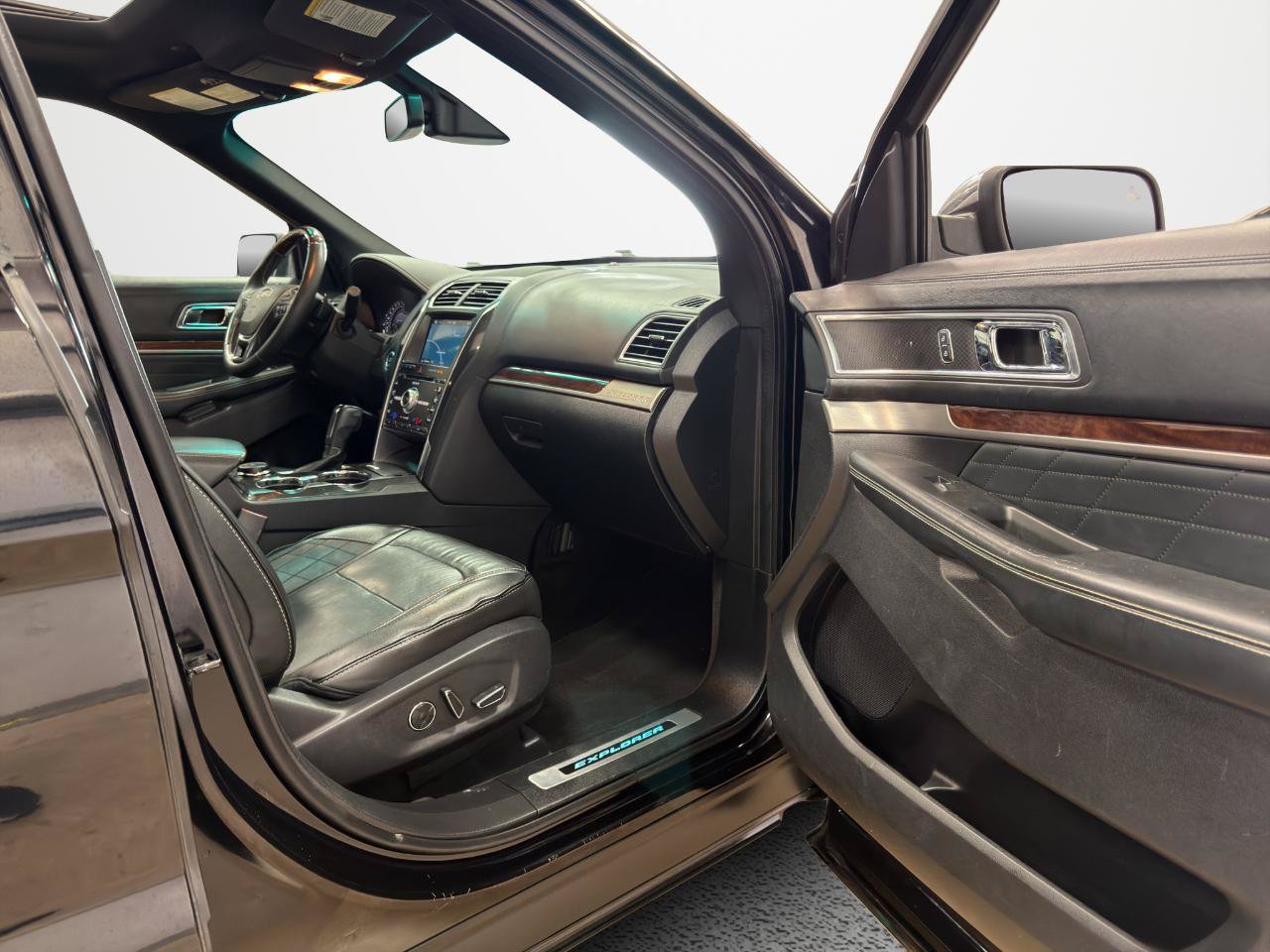 Used 2017 Ford Explorer Platinum AWD/4WD image 31